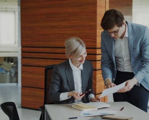 Photo sobre et crédible d'un dirigeant ou d'un conseiller en environnement professionnel belge ou européen, en situation de réflexion ou d'analyse documentaire. Ambiance neutre, lumière naturelle tamisée, pas d'émotion exagérée.