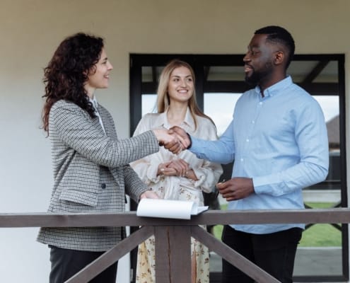 Que faire si quelqu’un veut acquérir votre entreprise ? - business - réunion dirigeants business