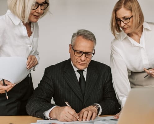 Pourquoi les experts disent tous qu’il FAUT préparer une transmission d’entreprise ? - business - réunion dirigeants business