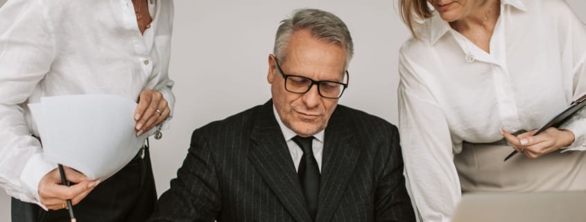 Pourquoi les experts disent tous qu’il FAUT préparer une transmission d’entreprise ? - business - réunion dirigeants business